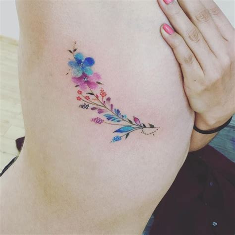 tattoo en las costillas para mujer|Tatuajes en las Costillas